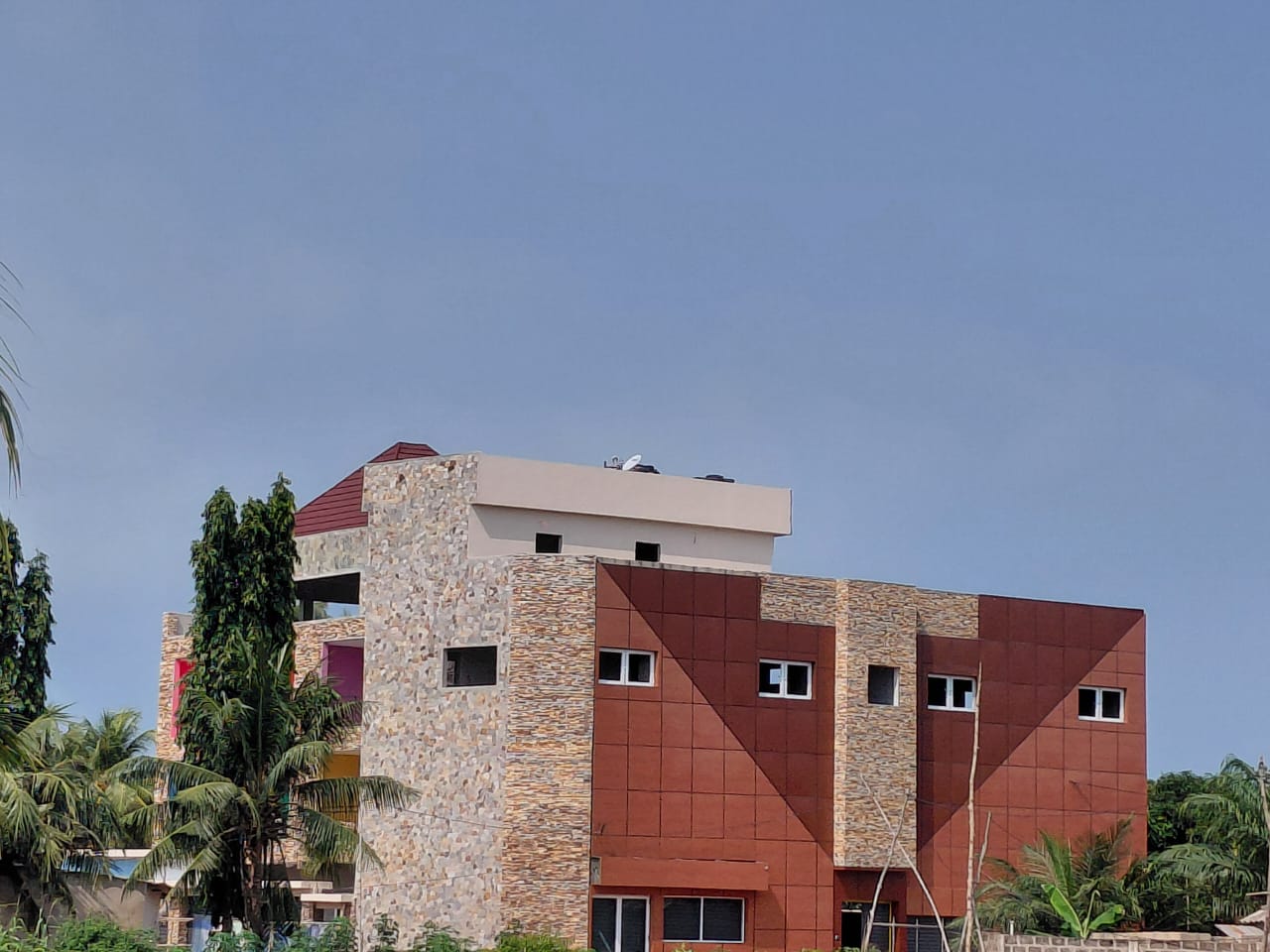 Façade de l’Hôtel Le Terminal à Agbodrafo